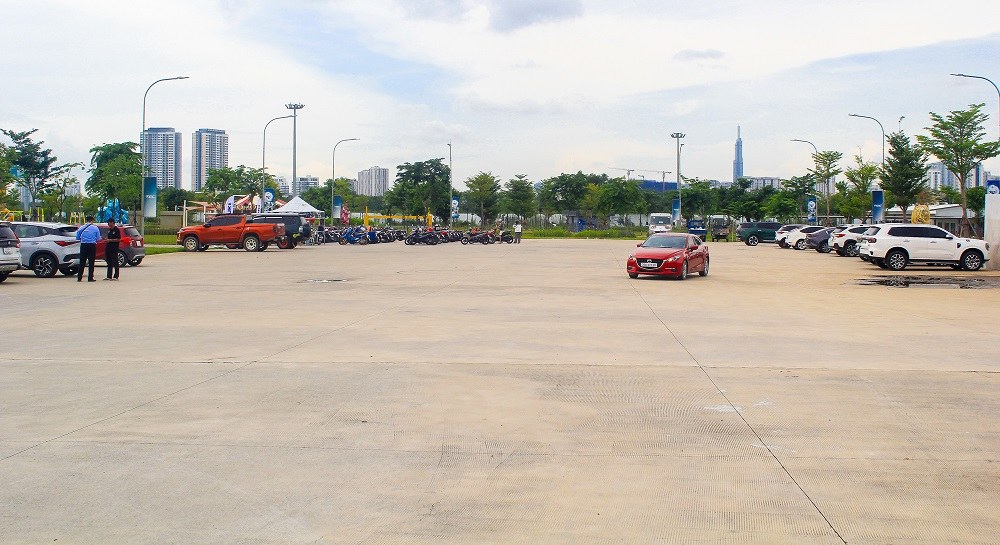 Bãi đỗ xe quy mô lớn bên trong khuôn viên dự án
